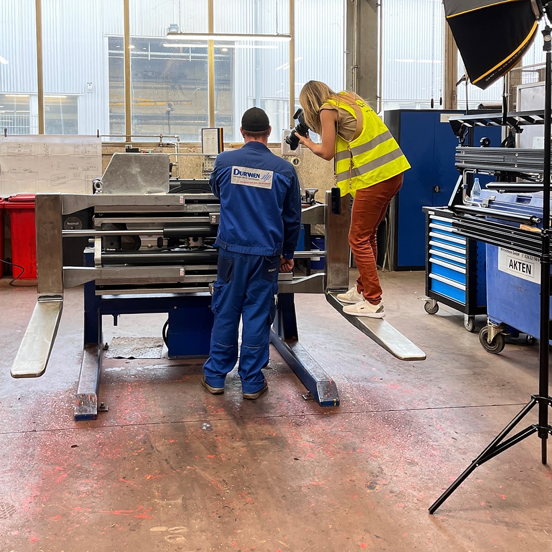 📸 Einblicke in den Arbeitsalltag bei Durwen – authentisch, modern, nah dran!
Vor Kurzem war eine Fotografin bei uns im Haus und hat viele neue Eindrücke eingefangen – von der Produktion über das Team bis hin zu spannenden Details unserer Produkte. Die Bilder zeigen, was Durwen ausmacht: Präzision, Leidenschaft und ein starkes Miteinander.
Ein großes Dankeschön an alle Kolleginnen und Kollegen, die mitgemacht haben – und natürlich an @christine_bay_photo_design für die tollen Aufnahmen!
👉 Bleibt gespannt – die neuen Bilder werden nach und nach auf unserer Website und hier auf Instagram zu sehen sein.
