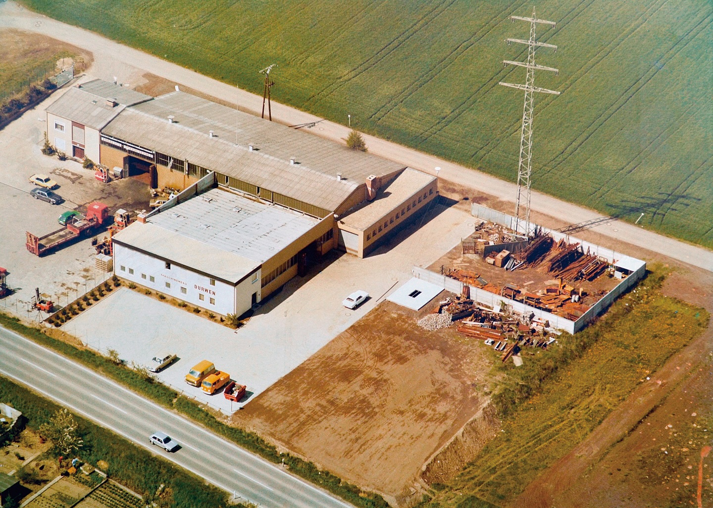 📸 Ein Blick zurück – und nach vorn!
Das Foto zeigt unsere Firma im Jahr 1980 – ein Moment der Erinnerung, der uns stolz macht. Seitdem hat sich bei Durwen viel verändert: Gebäude, Technologien, Prozesse – und vor allem die Menschen, die mit uns gewachsen sind.
Was damals mit Leidenschaft und Innovationsgeist begann, ist heute ein modernes Unternehmen mit klarer Vision und starken Wurzeln.
Danke an alle, die diesen Weg mit uns gegangen sind – und weiterhin mitgestalten!
#Durwen #Throwback #Firmengeschichte #Innovation #MadeInGermany #teamdurwen