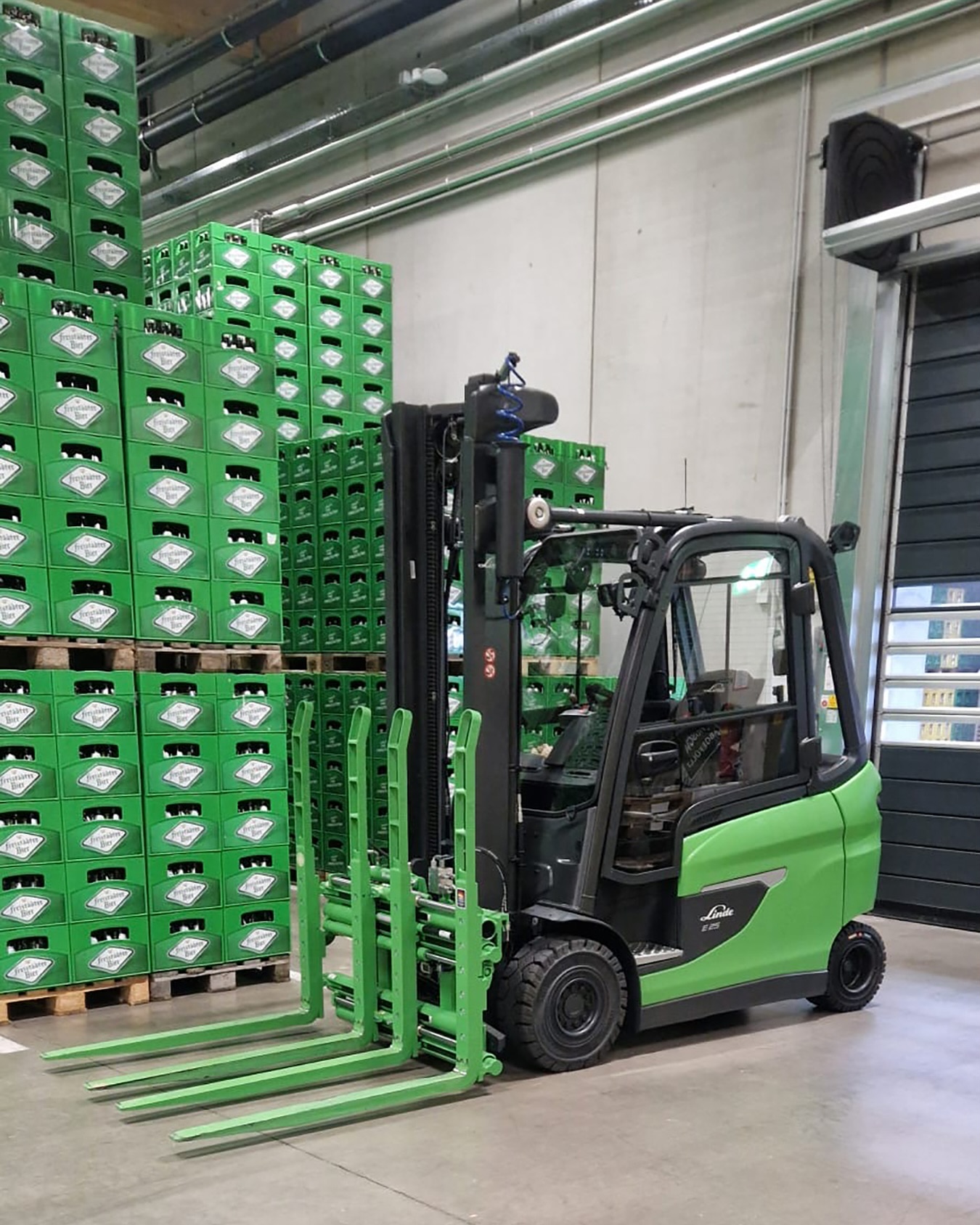 Heute mal grün bei Durwen!
Unsere Doppelpalettengabel zeigt sich in ungewohnter Farbe – und wir finden: ungewöhnlich schön.
Grün steht für Hoffnung, für Nachhaltigkeit und für frische Ideen.
Warum also nicht auch mal bei der Technik Farbe bekennen?
Wie gefällt euch das Bild?