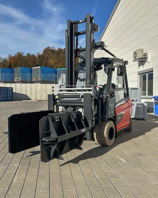 Mehr Flexibilität - Drehbare Klammergabel mit AufsteckschuhenMit unserer Drehbaren Klammergabel setzt ihr auf maximale Vielseitigkeit im Materialhandling. Dank der Ballenklammer-Aufsteckschuhe wird aus einer Klammergabel im Handumdrehen eine Ballenklammer – ideal für den gelegentlichen Transport von Papier-, Textil- oder Schaumstoffballen.
✅ Vorteile auf einen Blick:
Rotation: 360° drehbar für präzises Handling
Schnelle Umrüstung: Aufsteckschuhe sind schnell auf die Gabelzinken aufgesteckt
Robuste Bauweise: Für anspruchsvolle Anwendungen in Industrie und Logistik
Ob in der Papierindustrie, Recycling oder Lagerlogistik – mit Durwen seid ihr bestens ausgestattet.
Lasst euch überzeugen, gerne auch in Form einer Vorführung.