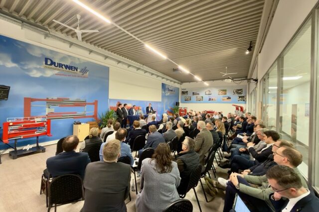 Am 4. und 5. Februar 2026 hatten wir die Ehre, Gastgeber des 1. Tages der Flurförderfahrzeug-Branche des Bundesverband LandBauTechnik zu sein.
Die Veranstaltung begann am Mittwoch mit einem fachlich anspruchsvollen Programm für rund 90 Teilnehmerinnen und Teilnehmer. Hochkarätige Vorträge beleuchteten aktuelle Entwicklungen sowie zentrale Herausforderungen der Branche. Im Anschluss erhielten die Gäste im Rahmen einer strukturierten Betriebsführung einen detaillierten Einblick in unsere Unternehmensabläufe, Produktionsprozesse und unser Produktportfolio.
Am Donnerstag wurde das Tagungsprogramm mit weiteren fundierten Fachbeiträgen fortgeführt. Ein besonderer Schwerpunkt lag auf der Podiumsdiskussion, in der maßgebliche Branchenthemen differenziert analysiert und aus verschiedenen Perspektiven erörtert wurden. Den formellen Abschluss bildete ein gemeinsames Gruppenfoto, das den intensiven fachlichen Austausch und die konstruktive Zusammenarbeit dieser beiden Veranstaltungstage unterstrich.
Wir danken allen Teilnehmerinnen und Teilnehmern für ihre Teilnahme, den professionellen Dialog sowie die wertvollen Impulse. Es war uns eine besondere Freude, die Vertreterinnen und Vertreter der Branche in unserem Hause begrüßen zu dürfen.
Für das entgegengebrachte Vertrauen bedanken wir uns ausdrücklich und freuen uns auf eine weiterhin erfolgreiche Zusammenarbeit.