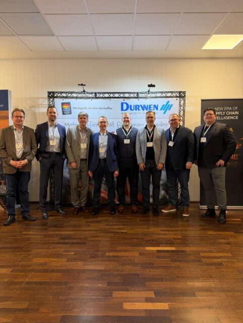 Was für ein großartiges Branchentreffen!
Der 27. VLB-Logistikfachkongress(@vlb.berlin), der vom 03. bis 05. März 2026 in der Stadthalle Meschede stattfand, erwies sich erneut als bedeutende Plattform für den fachlichen Austausch und die Weiterentwicklung innerhalb der Getränkelogistik.
Besonders hervorzuheben sind die qualitativ hochwertigen Fachvorträge, die fundierten Diskussionen sowie die begleitende Fachausstellung. Auch die Firmenbesichtigungen bei @veltins und @hoppecke1927 Batteries boten wertvolle Einblicke in die Praxis und rundeten das Programm gelungen ab.