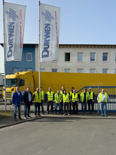 Traditionsfirmen untereinander 🤝Über Jahrzehnte hinweg beliefert die Fa. Durwen das Traditionsunternehmen in Ochtendung mit herausragenden Anbaugeräten für die Aufnahme der produzierten Steine.Anfangs nutzte die Fa. Jakob Stockschläder GmbH & Co. KG unsere ersten produzierten Steinklammern. Heute wird mehr Wert auf Flexibilität und den Transport von Paletten gelegt. Von Zinkenverstellgeräten bis hin zu Mehrfach-Palettengeräten nutzt der steinverarbeitende Betrieb unsere Produkte.In Verbindung mit den Gabelstaplern des Linde-Vertragspartners Jungbluth GmbH aus Kruft hat die Fa. Jasto verlässliche Partner an ihrer Seite.